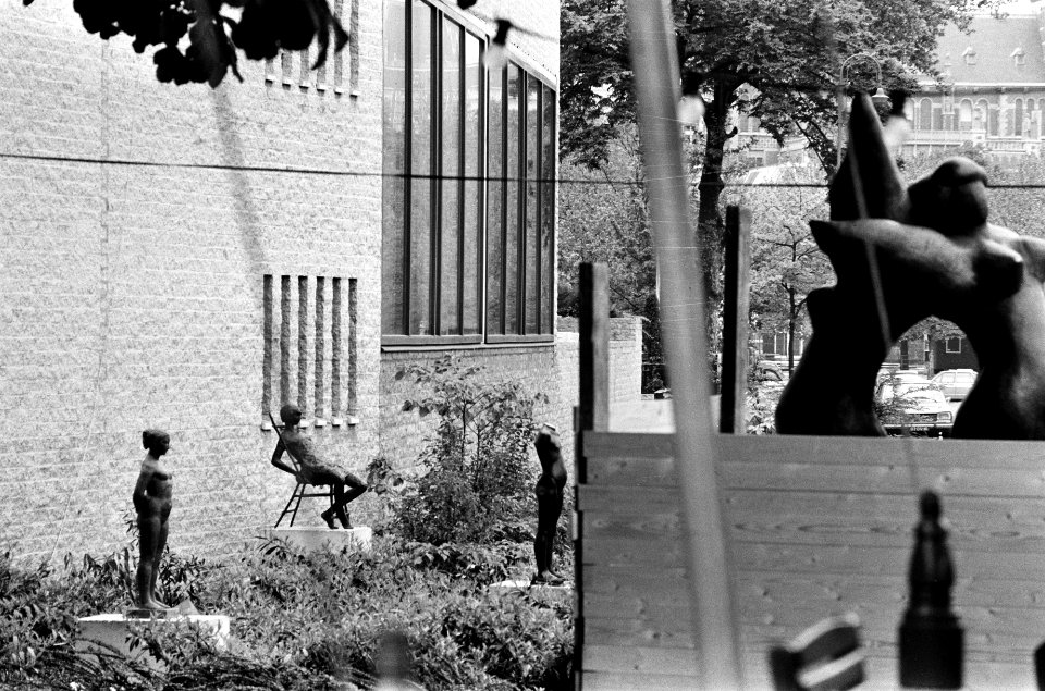 Enkele van de beelden op het Museumplein, Bestanddeelnr 927-9562
