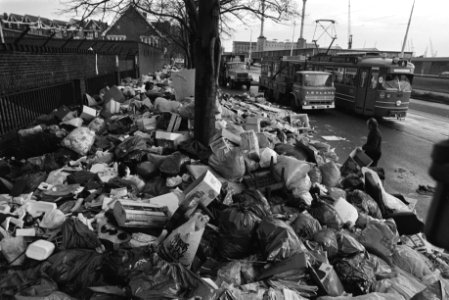 Enorme hoeveelheid vuilnis op de West-Zeedijk, Bestanddeelnr 932-7820