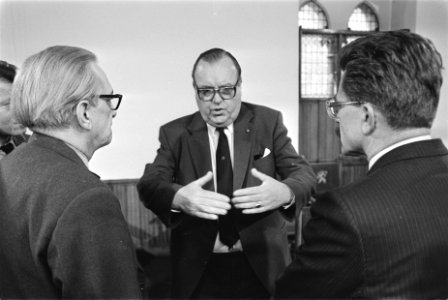 Enquêtecommissie RSV getuige J.U. Smit (m) in gesprek met voorzitter Van Dijk (, Bestanddeelnr 932-9390