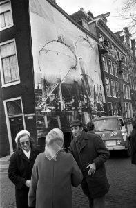 Enorme foto van olieraffinaderij aan gevel van pand op Herengracht opgehangen do, Bestanddeelnr 926-1057