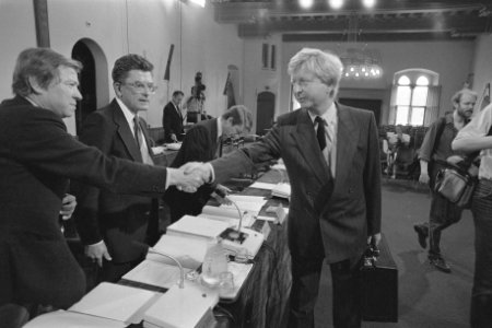 Enquetecommissie RSV getuige M. Jasser met links Marcel van Dam en voorzitter V, Bestanddeelnr 933-0073