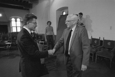 Enquetecommissie RSV voorzitter Van Dijk (l) begroet getuige ir. A. van Driel, Bestanddeelnr 933-0084