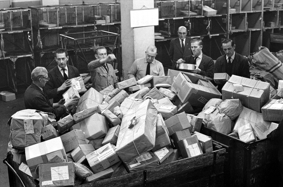Enorme drukte bij post in verband met kerstpost Behandelen van pakketten, Bestanddeelnr 913-3255