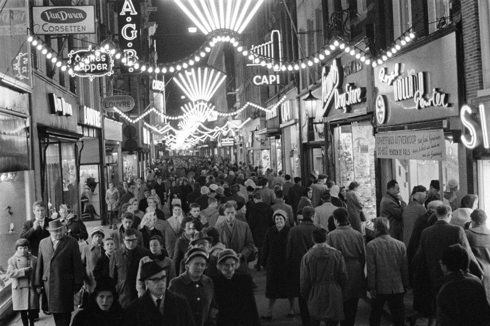 Enorme drukte in de Kalverstraat t.g.v. de koopavonden voor St. Nicolaas, Bestanddeelnr 911-8363