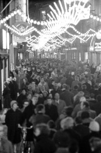 Enorme drukte in de Kalverstraat tgv de koopavonden voor St Nicolaas, Bestanddeelnr 911-8360