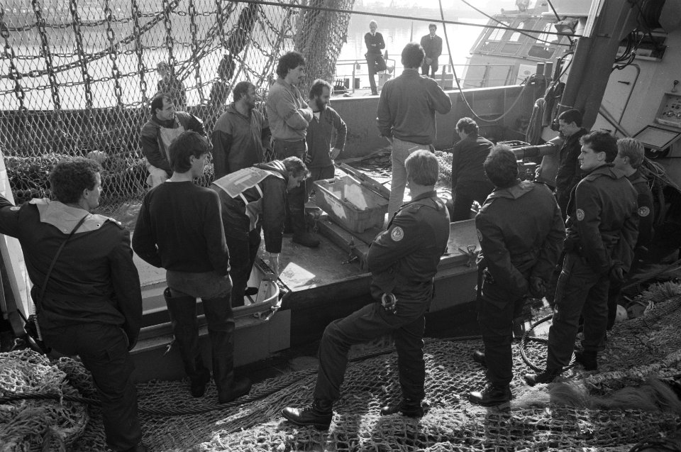 Enige honderden leden Mobiele Eenheid assisteren controleurs AID bij aanvoer vis, Bestanddeelnr 934-3390