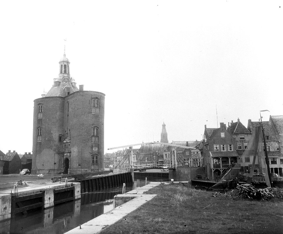 Enkhuizen 600 jaar, stadsgezicht met drommedraris, Bestanddeelnr 907-2855