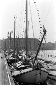 Enkele van de vierhonderd zeilschepen liggen aangemeerd in de Marinehaven, met o, Bestanddeelnr 928-0976