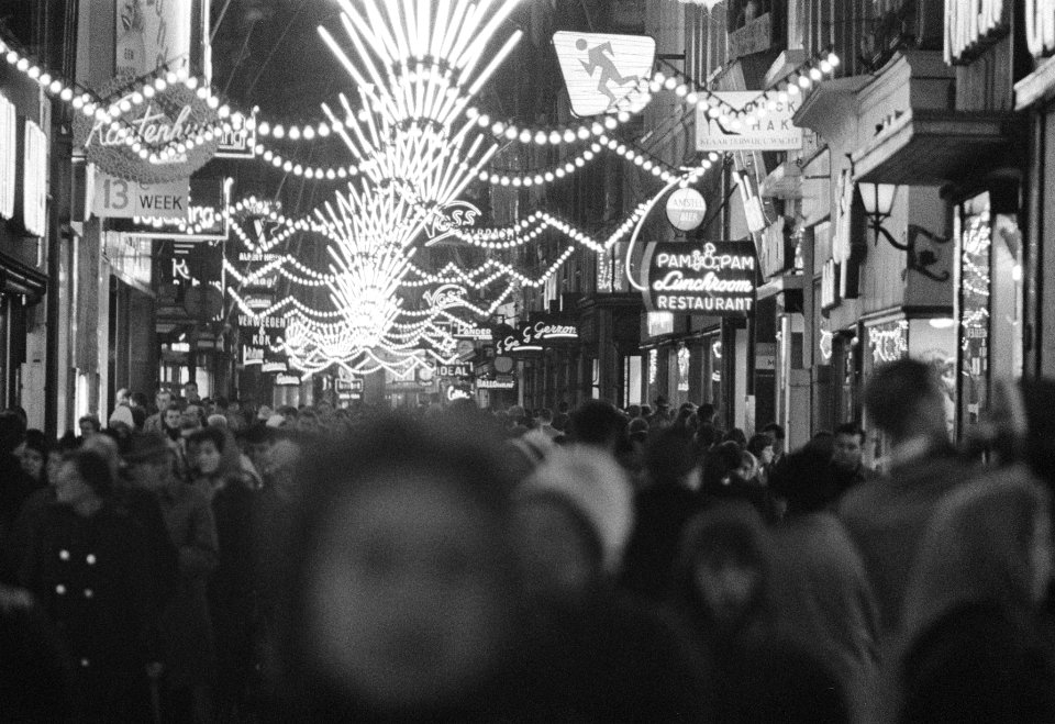 Enorme drukte in de Kalverstraat tgv de koopavonden voor St Nicolaas, Bestanddeelnr 911-8367