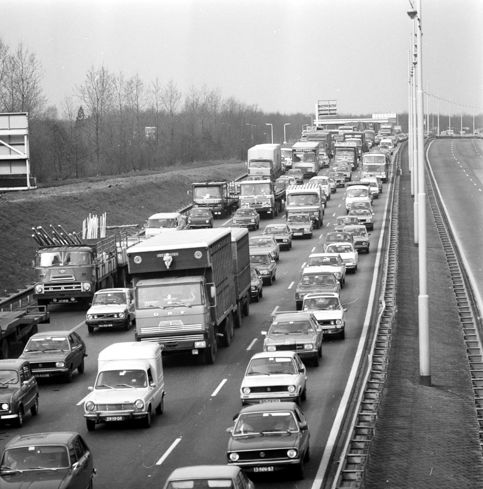 Enorme files tgv gladheid en ongeval file op A9, Bestanddeelnr 929-6364