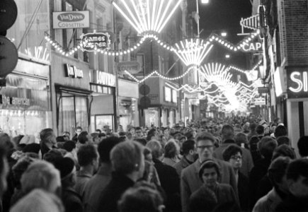 Enorme drukte in de Kalverstraat t.g.v. de koopavonden voor St. Nicolaas, Bestanddeelnr 911-8365