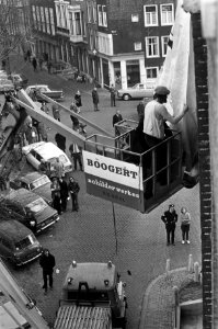 Enorme foto van olieraffinaderij aan gevel van pand op Herengracht opgehangen do, Bestanddeelnr 926-1056