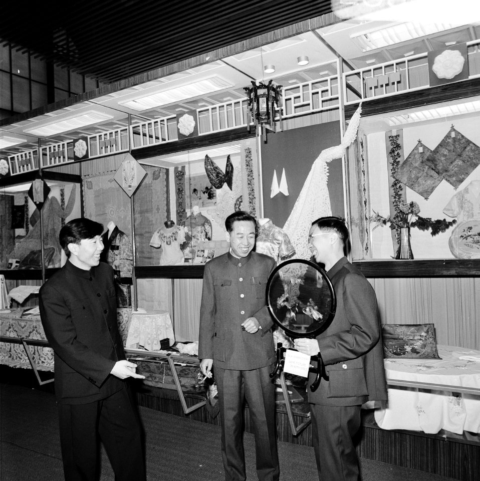 Enkele Chinese medewerkers op de tentoonstelling, Bestanddeelnr 926-8661