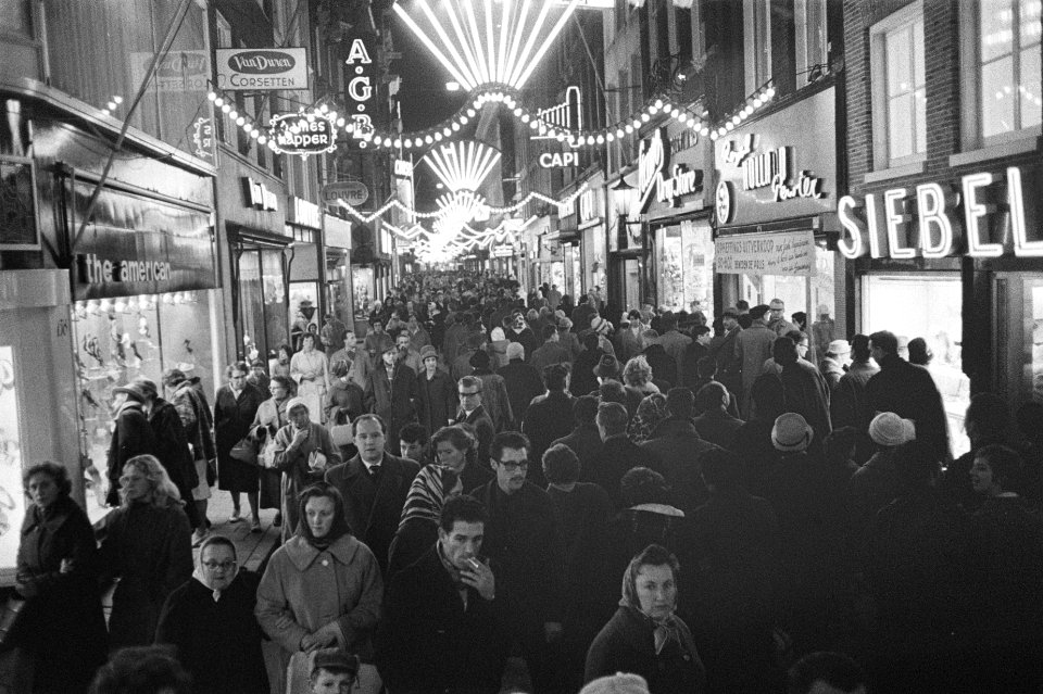 Enorme drukte in de Kalverstraat t.g.v. de koopavonden voor St. Nicolaas, Bestanddeelnr 911-8361