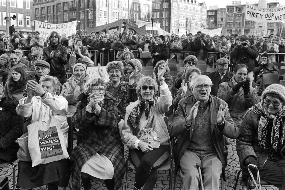 Enkele deelnemers tijdens de manifestatie tegen kortingen op de salarissen en ui, Bestanddeelnr 932-7910
