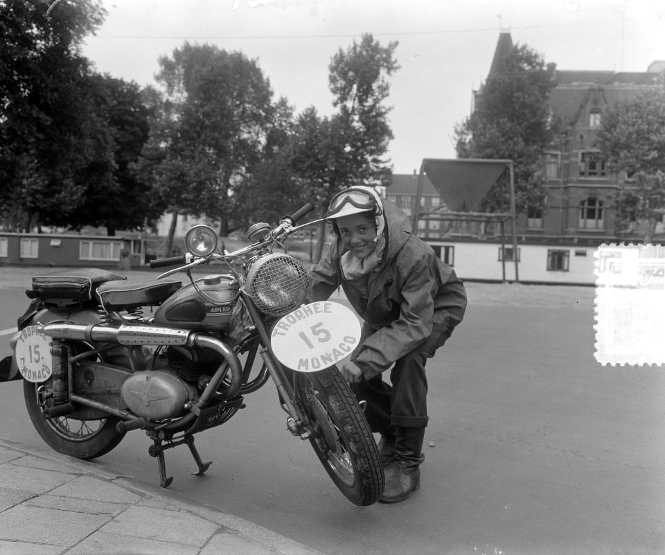 Enige vrouwelijke deelnemer aan betrouwbaarheidsrit Trophee de Monaco, mejuff…, Bestanddeelnr 905-8152