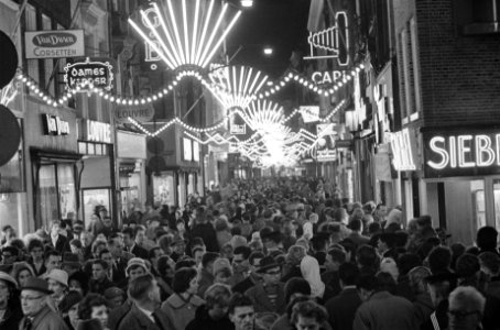 Enorme drukte in de Kalverstraat tgv de koopavonden voor St Nicolaas, Bestanddeelnr 911-8368