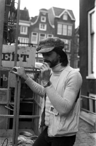 Enorme foto van olieraffinaderij aan gevel van pand op Herengracht opgehangen do, Bestanddeelnr 926-1059