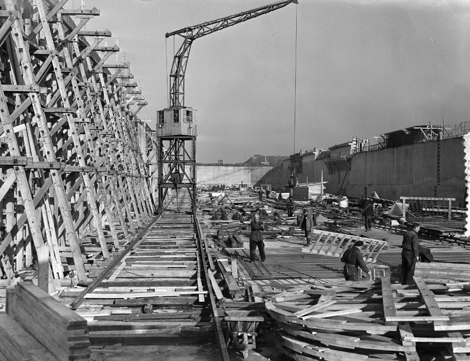 Enorm droogdok in aanbouw van NDSM, Bestanddeelnr 906-8366