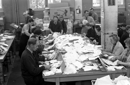 Enorme drukte bij post in verband met kerstpost, Bestanddeelnr 913-3254
