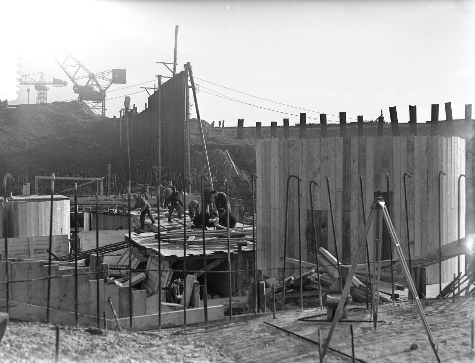 Enorm droogdok in aanbouw van NDSM, Bestanddeelnr 906-8370