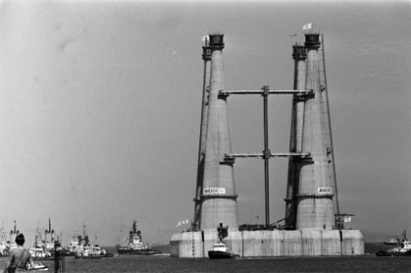 Enorm boorplatform vanuit Rotterdam naar Noorwegen versleept, het gevaarte onder, Bestanddeelnr 928-6809 photo