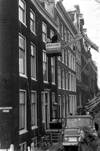 Enorme foto van olieraffinaderij aan gevel van pand op Herengracht opgehangen do, Bestanddeelnr 926-1058