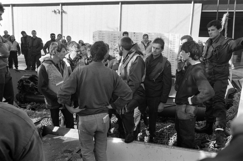 Enige honderden leden Mobiele Eenheid assisteren controleurs AID bij aanvoer vis, Bestanddeelnr 934-3394