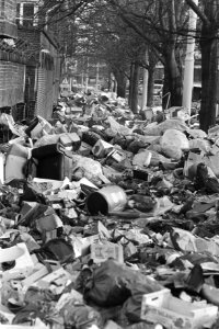 Enorme stapel huisvuil, die is blijven liggen door de stakingen tegen de korting, Bestanddeelnr 932-7937
