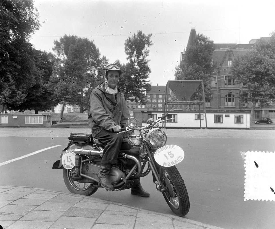 Enige vrouwelijke deelnemer aan betrouwbaarheidsrit Trophee de Monaco, mejuff…, Bestanddeelnr 905-8151