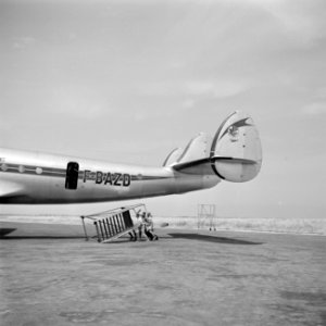 Enkele employees bezig met een vliegtuigtrap bij een toestel van de Air France o, Bestanddeelnr 255-1564