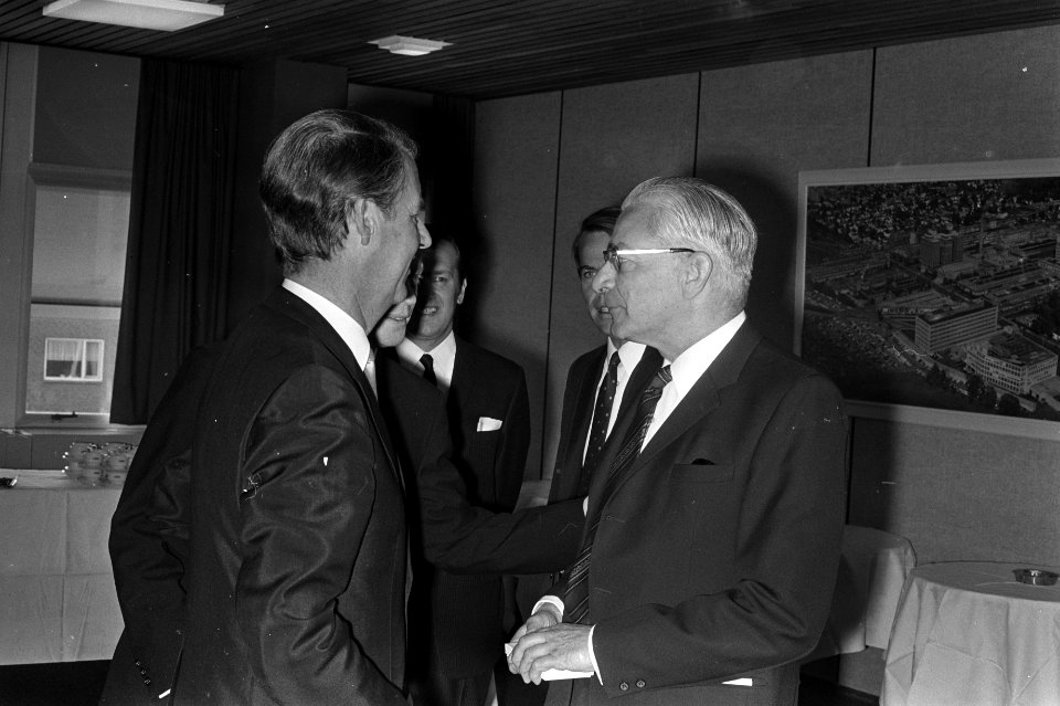 Enkele heren in gesprek, Bestanddeelnr 925-8609