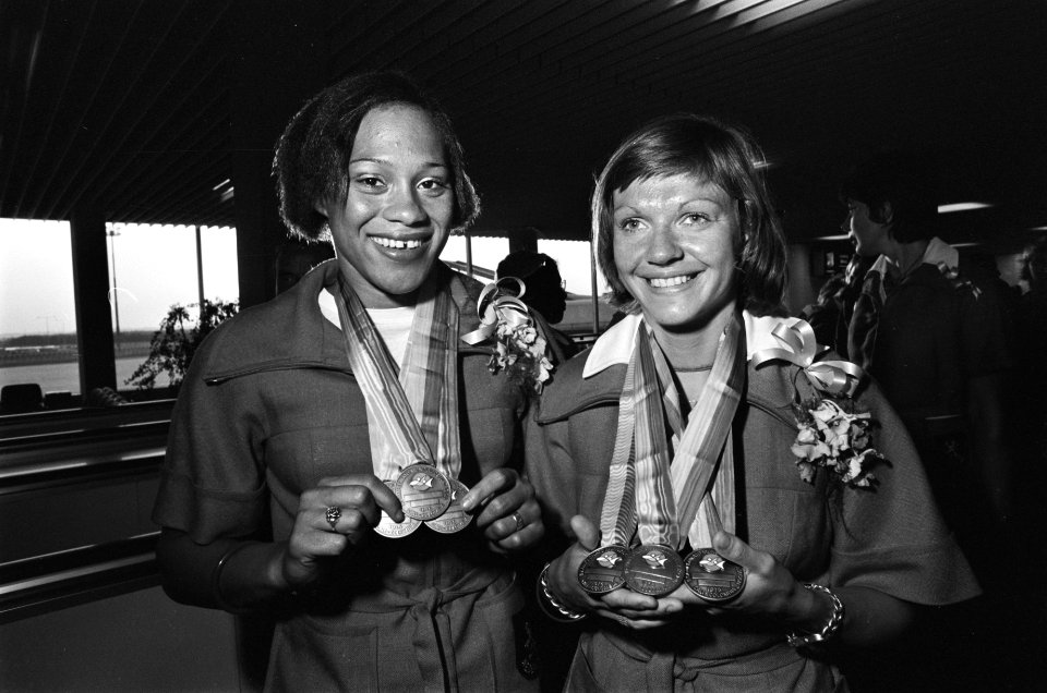 Enith Brigitha (l) en Wijda Mazereeuw met medailles, Bestanddeelnr 928-0748