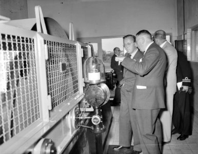 Enschede Prins Bernhard bezoekt Vredesteinsfabrieken, Bestanddeelnr 907-9041 photo