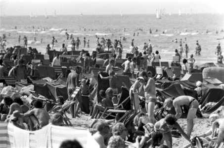 Enorme drukte op het strand van Zandvoort, Bestanddeelnr 928-0918