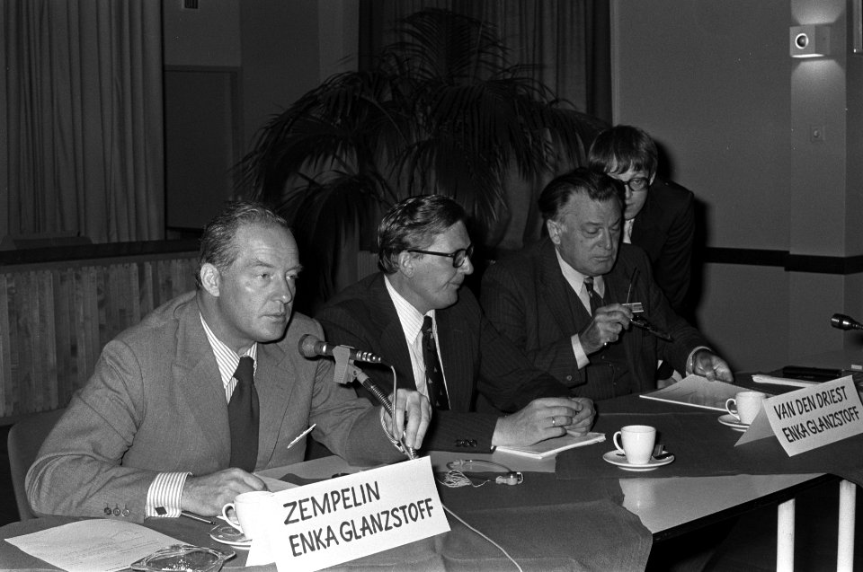 Enka-Glanzstoff eindoverleg direktie en bonden in Arnhem enkadelegatie v.l.n.r., Bestanddeelnr 928-1719