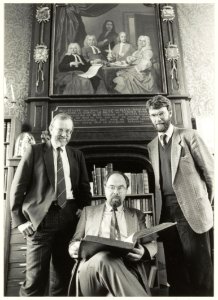 Enkele initiatiefnemers van de Nederlandse Antquairenbeurs v.l.n.r. Ab v.d. Steur, Bubb Kuijper en Dolf de Vries. regentenkamer van het Hofje van Staats. NL-HlmNHA 54015346