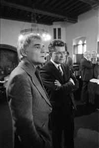 Enquetecommissie RSV getuige drs. P. J. Vos (l) met voorzitter Van Dijk, Bestanddeelnr 932-9373