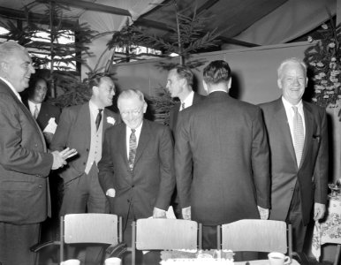 Enschede Prins Bernhard bezoekt Vredesteinsfabrieken, Bestanddeelnr 907-9044 photo