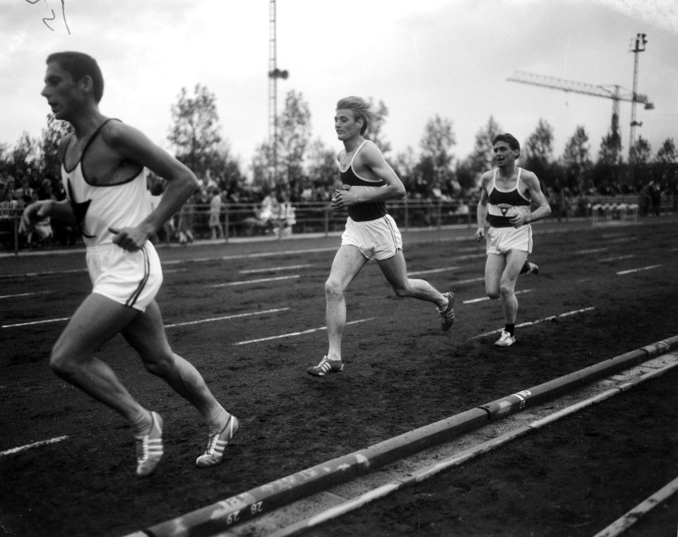 Enkele atleten tijdens de 500 meter hardlopen, Bestanddeelnr 919-6584