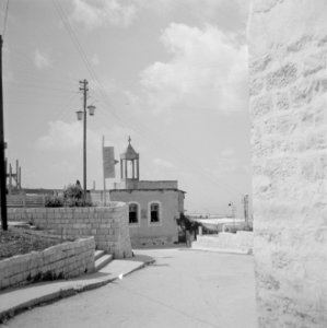 Enkele gebouwen en een open kerktorentje met kruis, in de kunstenaarskolonie bij, Bestanddeelnr 255-3981 photo