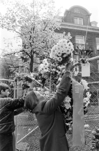 Enkele honderden mensen legden bloemen, kransen bij Amer. consulaat in Amsterdam, Bestanddeelnr 932-1397
