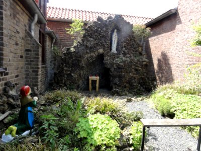 Enschede, voormalig klooster Dolphia, Lourdesgrot