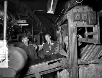 Enschede Prins Bernhard bezoekt Vredesteinsfabrieken, Bestanddeelnr 907-9040 photo