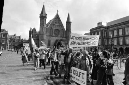 Enkele demonstranten, Bestanddeelnr 930-9889