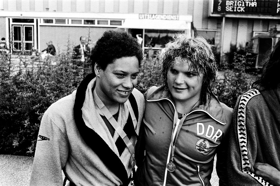 Enith Brigitha (l) en Andrea Pollack na de huldiging 100 meter vlinder, Bestanddeelnr 930-3942