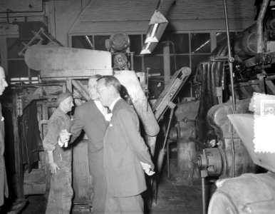 Enschede Prins Bernhard bezoekt Vredesteinsfabrieken, Bestanddeelnr 907-9039 photo