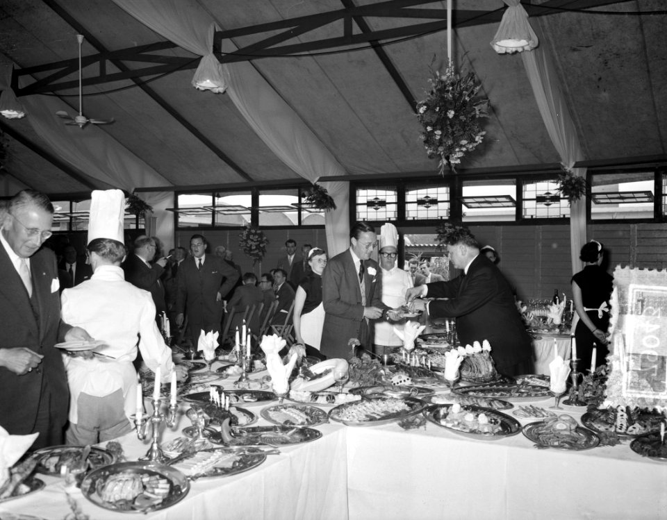 Enschede Prins Bernhard bezoekt Vredesteinsfabrieken, Bestanddeelnr 907-9043 photo