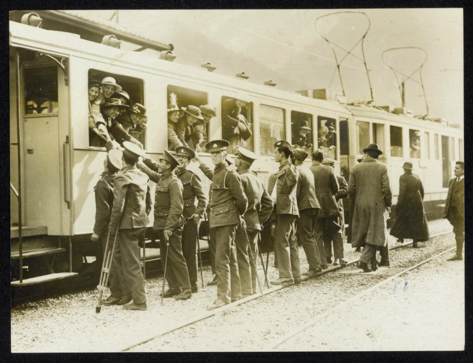 English soldiers interned in Switzerland were picnicing at Mont Bevan, greet the, Bestanddeelnr 158-0561