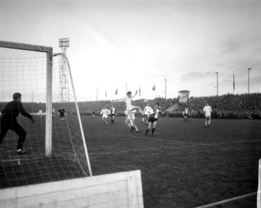 Enschede tegen Feyenoord 2-0, spelmoment, Bestanddeelnr 917-3913 photo